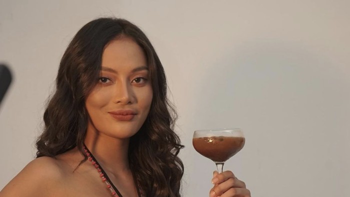 Erika Carlina Ketika Asyik Makan Bakso di Angkot hingga Belanja Buah
