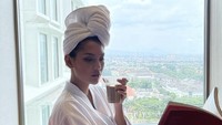 Dalam kesehariannya, Erika memang sulit lepas dari kebiasaan ngopi. Begini gaya santainya menikmati hari sambil minum kopi.