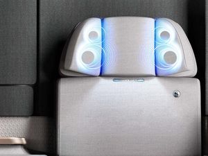 Canggih! Ini Kursi Pesawat yang Punya Headphone di Sandaran Kepala