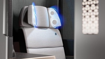 Potret Desain Kursi Pesawat dengan Headphone di Sandaran Kepala