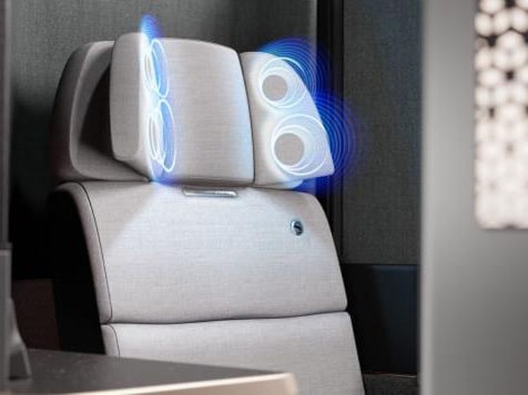 Potret Desain Kursi Pesawat dengan Headphone di Sandaran Kepala