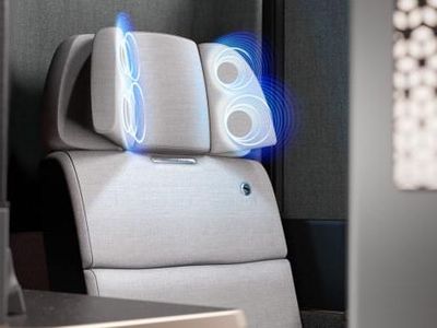 Potret Desain Kursi Pesawat dengan Headphone di Sandaran Kepala
