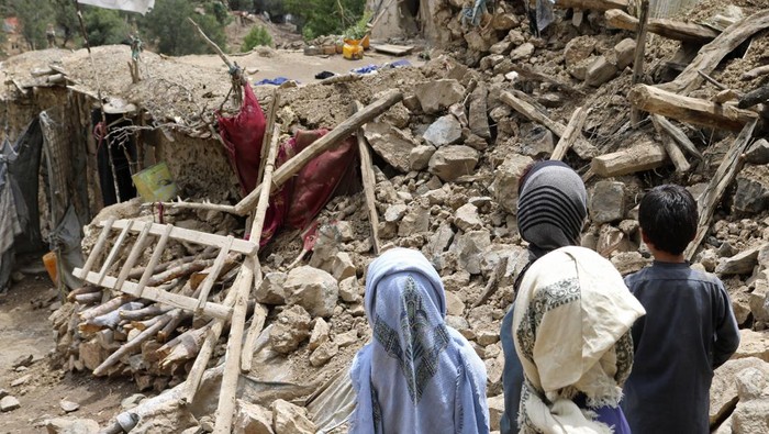 Foto: Dampak Kerusakan Gempa Afghanistan yang Tewaskan 1.000 Orang Gempa M 5,9 mengguncang Afghanistan. Sedikitnya 1.000 orang dilaporkan tewas dan 1.500 lainnya terluka. Berikut foto-foto dampak kerusakan akibat gempa tersebut