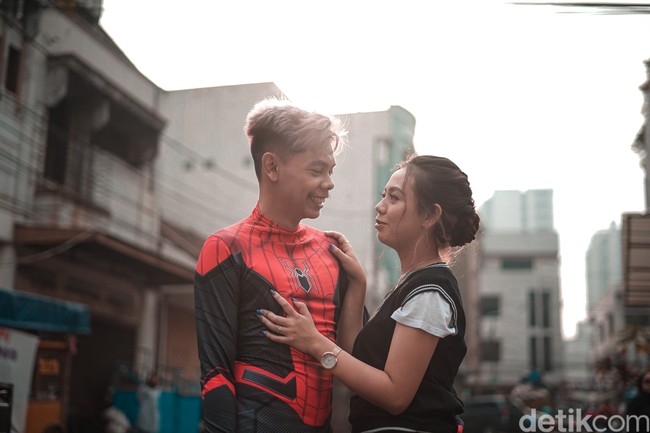 Video sinematik prewedding ini sudah ditonton lebih dari 2,6 juta Views dan mendapatkan lebih dari 3.000 komentar dari warganet. Netizen yang berkomentar awalnya calon pengantin pria terlihat keren memakai kostum Spiderman, namun berubah bikin ngakak saat dia membuka topengnya dan terlihat wajah aslinya. Foto: Dok. pribadi @badlan_.