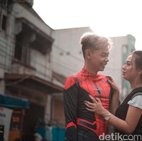 Video sinematik prewedding ini sudah ditonton lebih dari 2,6 juta Views dan mendapatkan lebih dari 3.000 komentar dari warganet. Netizen yang berkomentar awalnya calon pengantin pria terlihat keren memakai kostum Spiderman, namun berubah bikin ngakak saat dia membuka topengnya dan terlihat wajah aslinya. Foto: Dok. pribadi @badlan_.