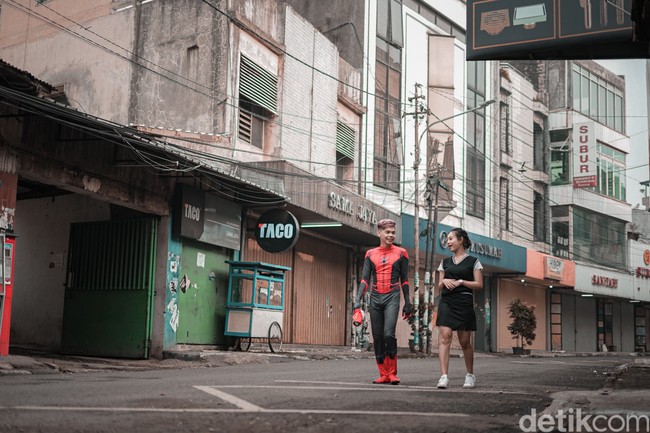 Calon pengantin pria berakting layaknya Tom Holland yang memerankan tokoh Peter Parker atau Spiderman. Dari video yang diunggah akun TikTok @badlanbamon diketahui pasangan calon pengantin yang ada di dalam video bernama Luthfi dan Dini. Prewedding kosep mafia❎ prewedding konsep Spiderman✅, tulis keterangan video TikTok @badlanbamon. Foto: Dok. pribadi @badlan_.