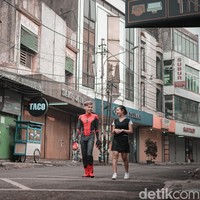 Calon pengantin pria berakting layaknya Tom Holland yang memerankan tokoh Peter Parker atau Spiderman. Dari video yang diunggah akun TikTok @badlanbamon diketahui pasangan calon pengantin yang ada di dalam video bernama Luthfi dan Dini. Prewedding kosep mafia❎ prewedding konsep Spiderman✅, tulis keterangan video TikTok @badlanbamon. Foto: Dok. pribadi @badlan_.