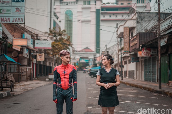 Wolipop sudah berbincang dengan Muhammad Badlan Muharrom yang mengunggah video prewedding tema Spiderman. Ia mengatakan tema itu merupakan permintaan dari kedua pasangan pengantin. Jadi pasangan ini menginginkan tema Spiderman. Yang unik dari prewedding kali ini client meminta konsep yang out of the box yang memang sebelumnya belum pernah mendapat client se-unik ini, kata Badlan kepada Wolipop, Kamis (23/6/2022). Foto: Dok. pribadi @badlan_.