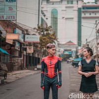 Wolipop sudah berbincang dengan Muhammad Badlan Muharrom yang mengunggah video prewedding tema Spiderman. Ia mengatakan tema itu merupakan permintaan dari kedua pasangan pengantin. Jadi pasangan ini menginginkan tema Spiderman. Yang unik dari prewedding kali ini client meminta konsep yang out of the box yang memang sebelumnya belum pernah mendapat client se-unik ini, kata Badlan kepada Wolipop, Kamis (23/6/2022). Foto: Dok. pribadi @badlan_.