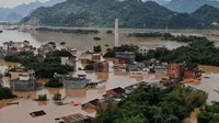 Tak hanya Guangdong, pihak berwenang meteorologi wilayah Guangxi mengatakan sebanyak 28 sungai sudah melewati batas bahaya imbas curah hujan ini. Daerah itu juga dilanda banjir terparah sejak 2005. (Chen Chuhong/CNS/Getty Images)