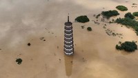 Menara Wenfeng terendam banjir, Rabu (22/6/2022). Berdasarkan data Pusat Meteorologi Nasional China, rata-rata curah hujan di Guangdong, Fujian, dan Guangxi mencapai 621 milimeter sejak awal Mei hingga pertengahan Juni. Angka tersebut merupakan curah hujan tertinggi sejak 1961. (Qiu Xinsheng/VCG via Getty Images)