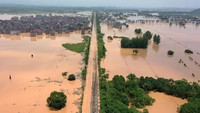Foto udara desa dan jalur kereta api terendam banjir di Shangrao, Jiangxi. Sementara itu, Provinsi Jiangxi menurunkan peringatan banjir pada Senin (20/6). (VCG/Getty Images)