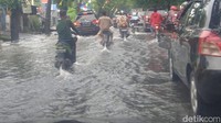 Kendaraan menerobos genagan air di Jalan Ngumban Surbakti Medan, Kamis (23/6/2022). (Andika Syahputra Tj/detikSumut)
