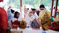 Kementerian Perindustrian menyelenggarakan rangkaian Lagawi Fest Tahun 2022, sebagai salah satu strategi menaikkan jumlah IKM, serta meningkatkan permintaan terhadap produk buatan artisan Indonesia khususnya produk IKM Lampung. Tampak Direktur Jenderal Industri Kecil, Menengah, dan Aneka (IKMA) Kemenperin, Reni Yanita menijau Lagawi Fest Tahun 2022.