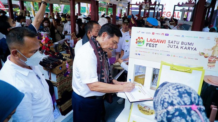 Gerakan Nasional Bangga Buatan Indonesia untuk Bantu UMKM Puncak acara Gerakan Nasional Bangga Buatan Indonesia Lagawi Fest 2022 digelar di Pulau Tegal Mas, Lampung, Kamis (23/6). Begini suasananya.