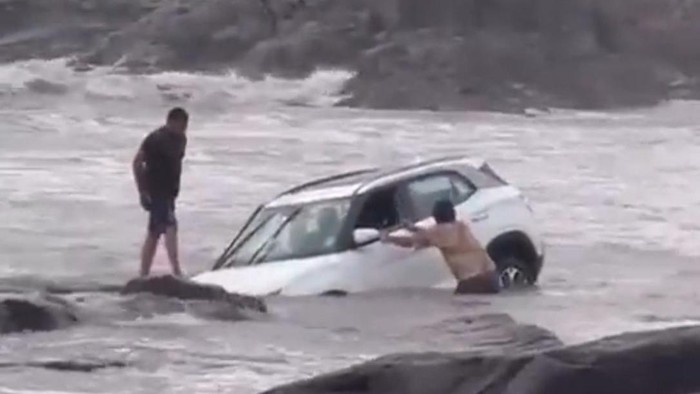 Hyundai Creta nyaris terseret arus laut.