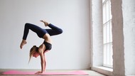 Tren Handstand ala Yoga Viral di Tiktok, Keren atau Malah Bahaya?