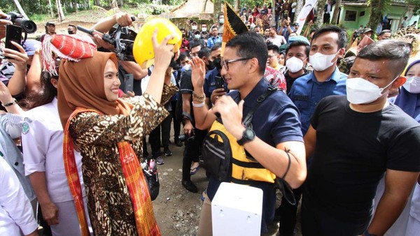 Menteri Parekraf Sandiaga Salahuddin Uno berkesempatan mengunjungi desa wisata Bulu Duri di Kabupaten Serdang Bedagai. Sambutan hangat menyapa sejak Sandi bersama rombongan Kemenparekraf/Baparekraf tiba. Beragam pertunjukan seni dan budaya adat desa tersebut disuguhkan sebagai bentuk penghormatan. Menteri Parekraf Sandiaga Salahuddin Uno berkesempatan mengunjungi desa wisata Bulu Duri di Kabupaten Serdang Bedagai. Sambutan hangat menyapa sejak Sandi bersama rombongan Kemenparekraf/Baparekraf tiba. Beragam pertunjukan seni dan budaya adat desa tersebut disuguhkan sebagai bentuk penghormatan.