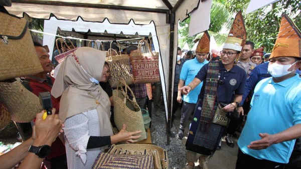 Sandi mengapresiasi pemerintah daerah setempat yang berperan aktif menghidupkan sektor wisata Desa Buluh Duri. Dengan segala potensi yang dimiliki Buluh Duri, melalui program ADWI 2022, Sandi optimistis dapat mendorong perkembangan desa wisata secara berkelanjutan dan membangkitkan ekonomi masyarakat. Sandi mengapresiasi pemerintah daerah setempat yang berperan aktif menghidupkan sektor wisata Desa Buluh Duri. Dengan segala potensi yang dimiliki Buluh Duri, melalui program ADWI 2022, Sandi optimistis dapat mendorong perkembangan desa wisata secara berkelanjutan dan membangkitkan ekonomi masyarakat.
