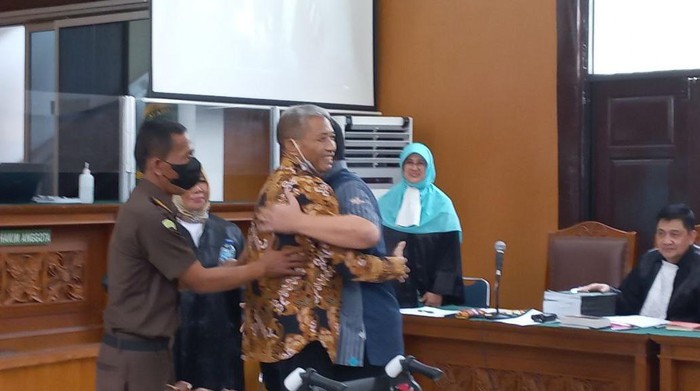 Irjen Napoleon dan M Kace Berpelukan
