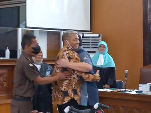 Drama di Sidang: Pelukan Napoleon Bonaparte ke M Kace Usai Gebrak Meja