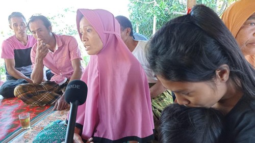 Raut wajah Masnah menanti kepastian kabar suaminya usai alami insiden kapal tenggelam di Kota Batam.