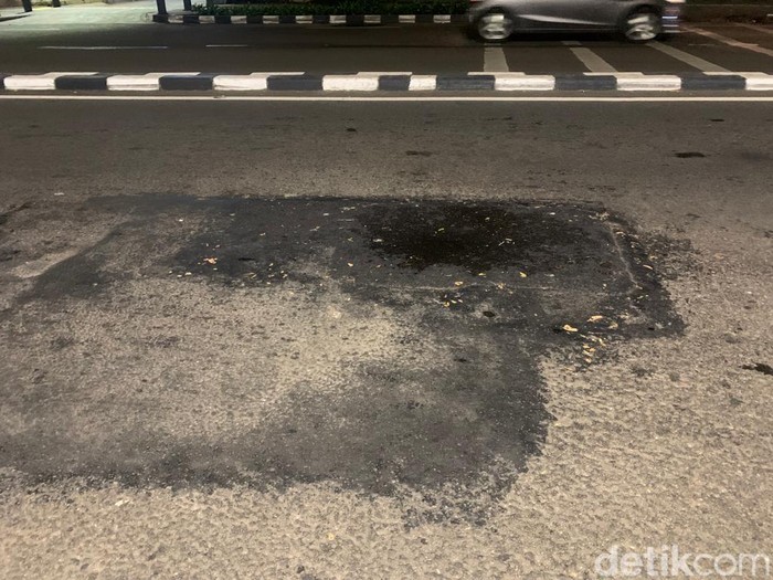 Jembatan KA layang di Metropole/Megaria bocor, merusak jalan di kolongnya. 23 Juni 2022 malam. (Mulia Budi/detikcom)