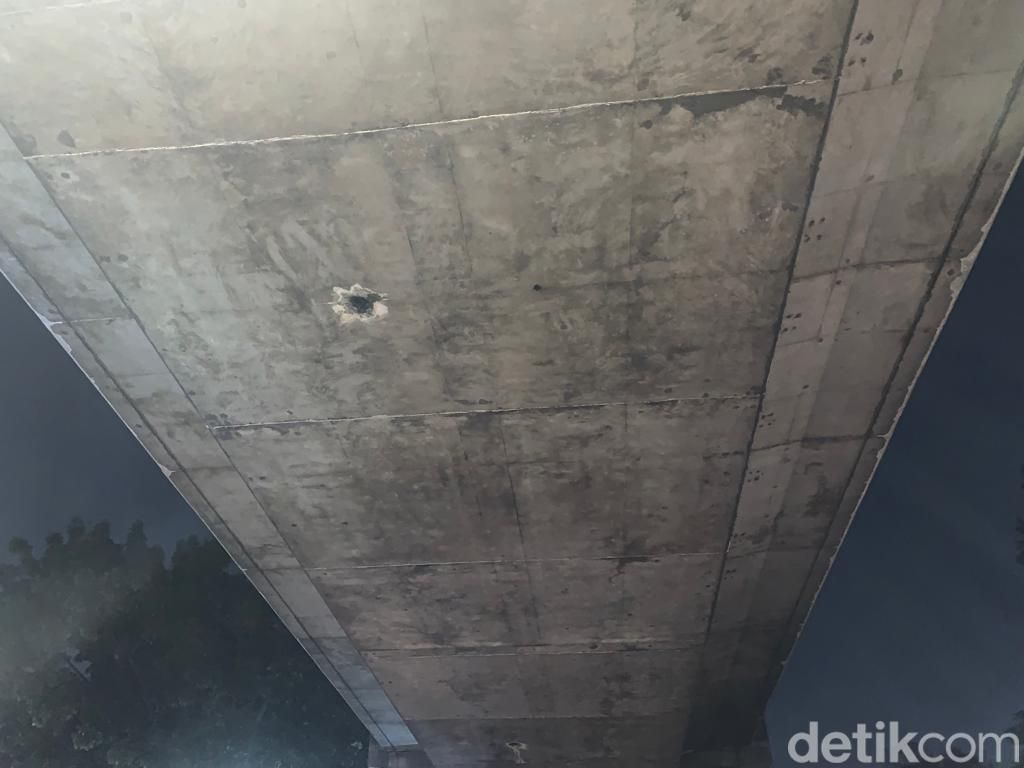 Jembatan KA layang di Metropole/Megaria bocor, merusak jalan di kolongnya. 23 Juni 2022 malam. (Mulia Budi/detikcom)