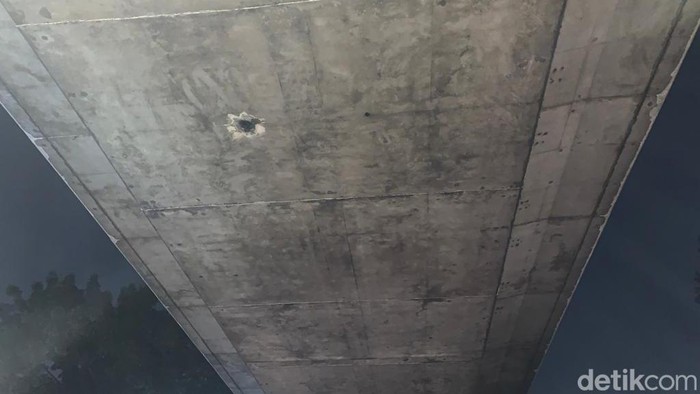 Jembatan KA layang di Metropole/Megaria bocor, merusak jalan di kolongnya. 23 Juni 2022 malam. (Mulia Budi/detikcom)