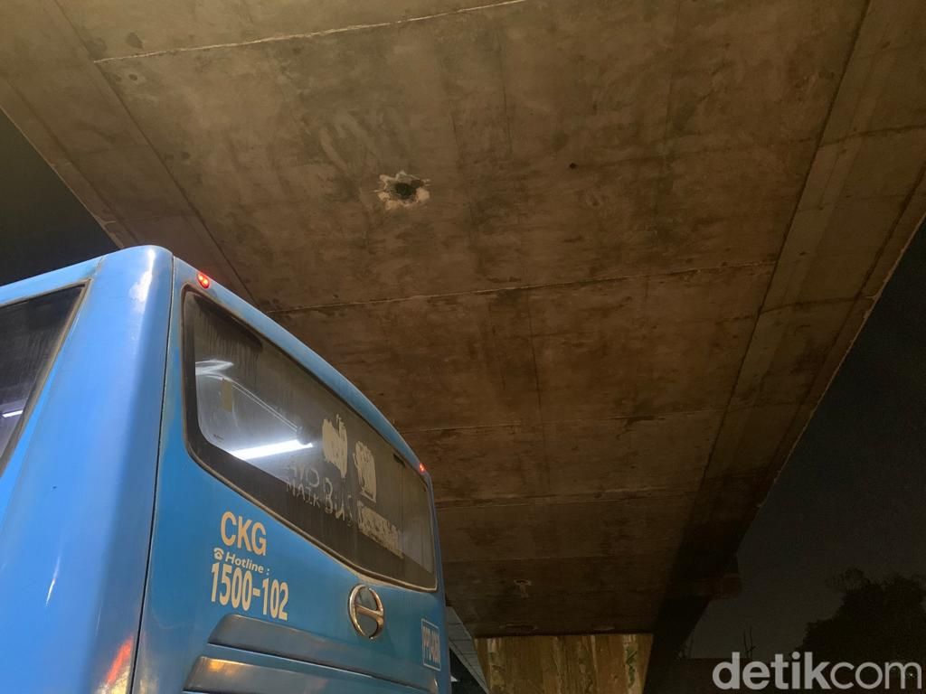 Jembatan KA layang di Metropole/Megaria bocor, merusak jalan di kolongnya. 23 Juni 2022 malam. (Mulia Budi/detikcom)
