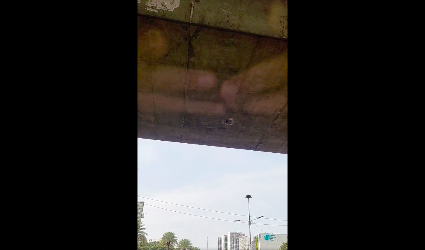 Jembatan KA Metropole Jakarta Pusat, bocor, 22 Juni 2022. (Sumber: Warga bernama Andhika)