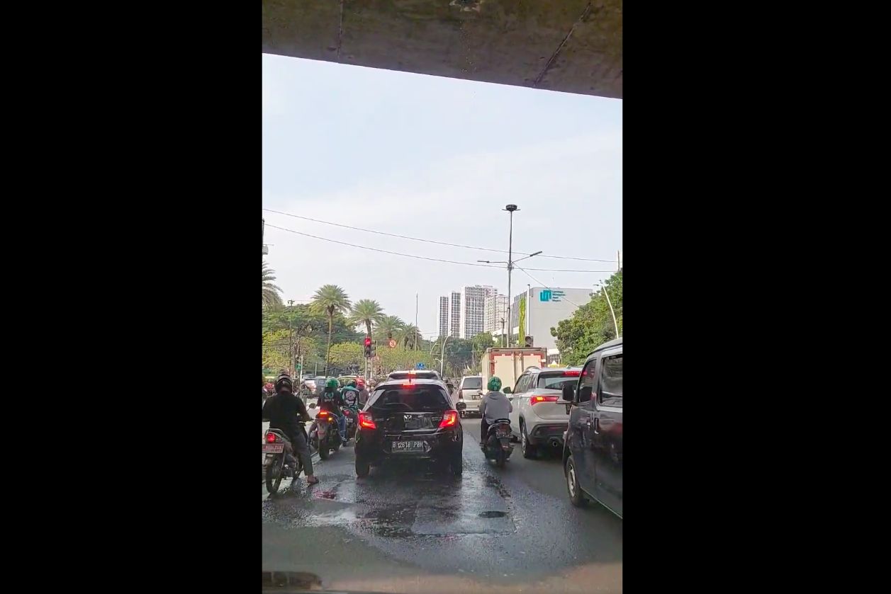 Jembatan KA Metropole Jakarta Pusat, bocor, 22 Juni 2022. (Sumber: Warga bernama Andhika)