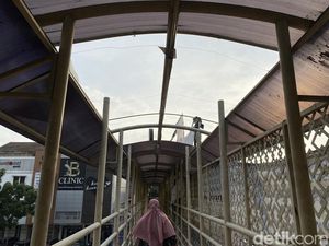 Empat Bulan Berlalu, JPO Margonda Ini Masih Bolong Menganga