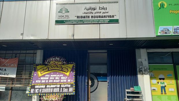 Karangan bunga duka cita berdatangan ke Ponpes milik Buya Arrazy Hasyim di Ciputat