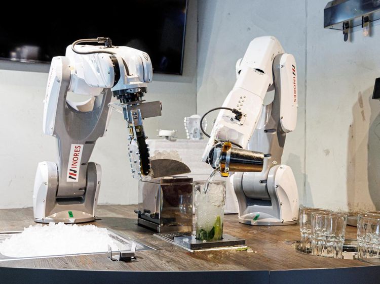 Gokil, Robot Ini Jago Bikin Koktail