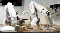 Robot menempatkan sedotan minuman ke dalam koktail mojito setelah selesai diracik dan siap dihidangkan.