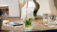 Koktail mojito yang dicampur oleh robot di bar Sausalitos di Munich, Jerman. Kira-kira bagaimana rasa minumannya ya?