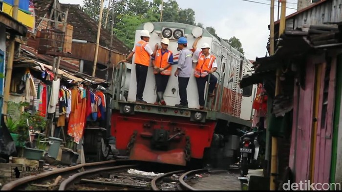 Kereta api melintas di tengah rumah warga kawasan Stasiun Jagalan