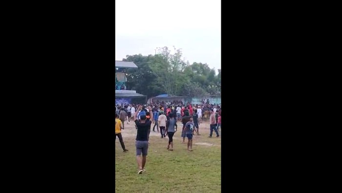 Kericuhan kembali terjadi di pertandingan sepakbola Pakujaya Cup 7. Kali ini saat laga antara kesebelasan Denis melawan Gasepa.