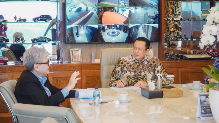 Ketua MPR RI Bambang Soesatyo telah menyelesaikan laporan hasil penelitian disertasi kandidat Doktor Studi Ilmu Hukum Universitas Padjadjaran, dengan judul Pokok-pokok Haluan Negara (PPHN) sebagai Payung Hukum Pelaksanaan Pembangunan Berkesinambungan dalam rangka Menghadapi Indonesia Emas.