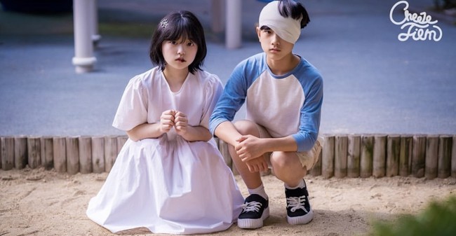 Namun saat berdiri berdampingan dengan lawan mainnya, netizen Korea tetaap mengira Kim Yoon Hee lebih muda. Foto: dok. Instagram @unis_xx