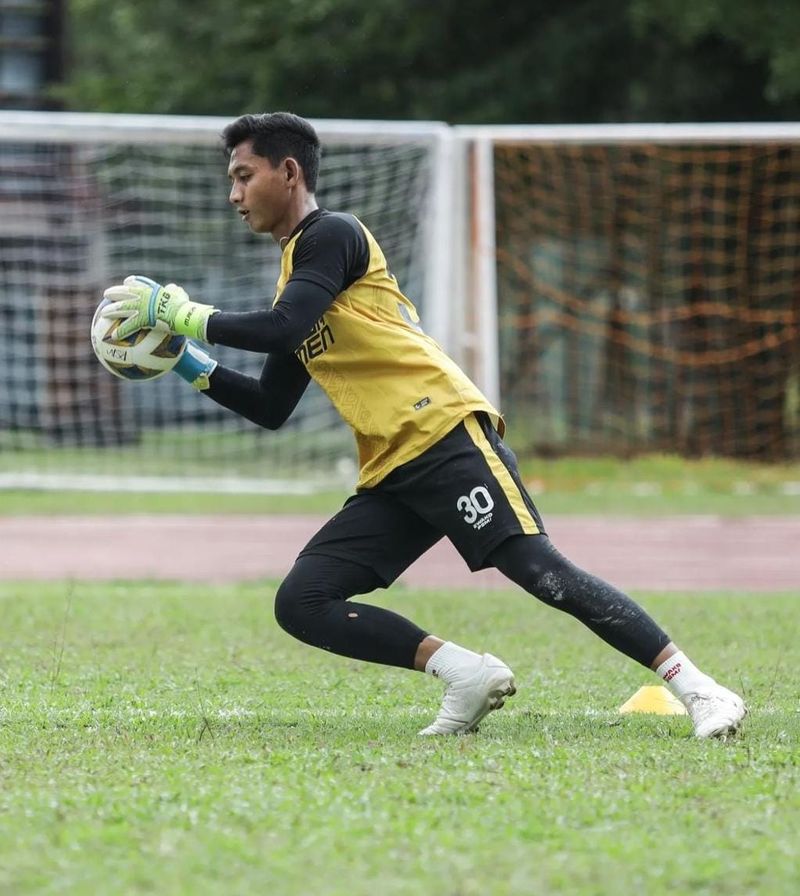 Kiper PSM Makassar M Reza Arya Pratama saat latihan sebelum menghadapi Kuala Lumpur City FC dalam laga Grup H AFC Cup 2022.