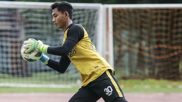 Kiper PSM Makassar M Reza Arya Pratama saat latihan sebelum menghadapi Kuala Lumpur City FC dalam laga Grup H AFC Cup 2022.