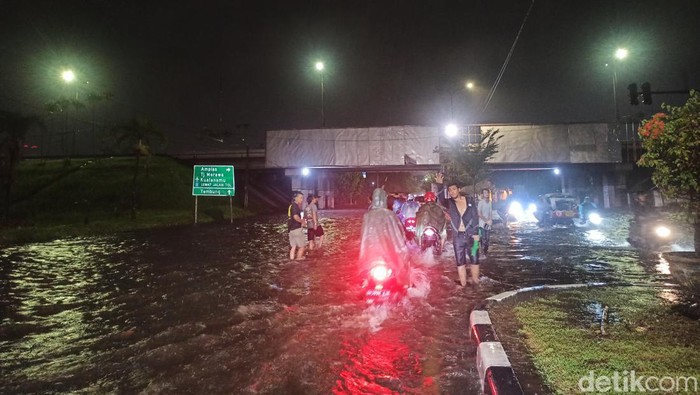 Kondisi genangan banjir di kawasan Gerbang Tol Bandar Selamat, Jalan Letda Sudjono Kecamatan Medan Tembung, Rabu (22/6/2022).