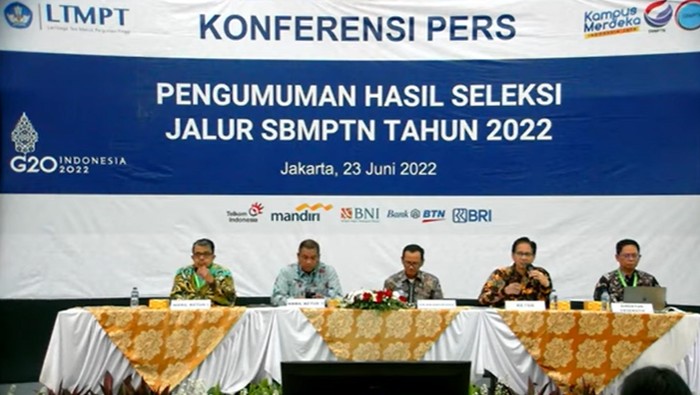 Ketua LTMPT, Mochamad Ashari, memaparkan hasil SBMPTN 2022, Kamis (23/6/2022).