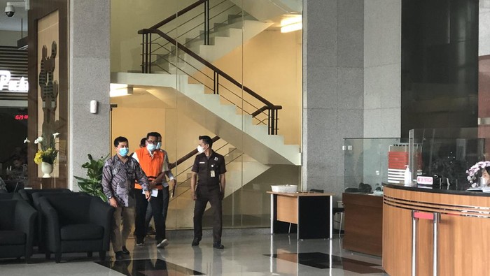 KPK menahan tersangka baru di kasus suap pengajuan dana Pemulihan Ekonomi Nasional (PEN) Kabupaten Kolaka Timur tahun 2021. Tersangka itu adalah Sukarman Loke selaku Kepala Dinas di Pemerintah Kabupaten Muna, Sulawesi Tenggara.