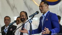 AHY juga menyebut pertemuan dengan Surya Paloh membahas tentang kondisi politik Tanah Air yang sangat dinamis. 