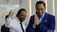 AHY memberikan salam dengan menelangkupkan telapak tangannya usai memberikan keterangan pers terkait pertemuannya dengan Surya Paloh.