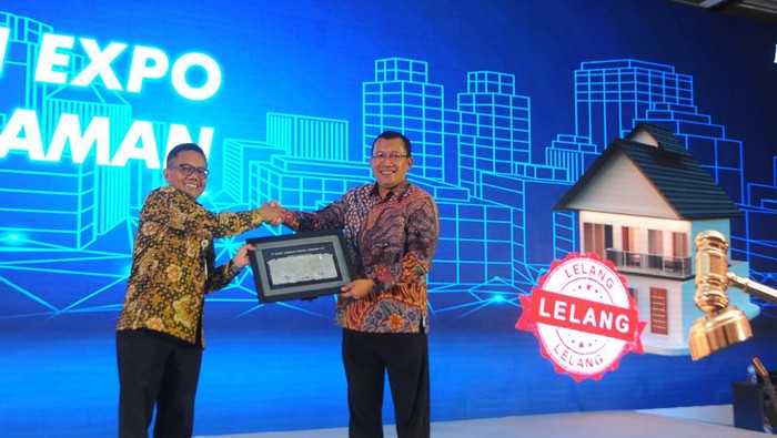 Lelang Properti Expo 2022 Direktur Utama PT Bank Tabungan Negara (Persero) Tbk Haru Koesmahargyo (ketiga dari kanan) bersama Direktur Lelang Ditjen Kekayaan Negara (DJKN) Kementerian Keuangan Joko Prihanto (ketiga dari kiri) membuka acara Lelang Properti Expo 2022 disaksikan oleh Direktur Transformasi dan Sistem Informasi DJKN, Lukman Effendi (kiri), Kepala Kanwil DJKN Banten l, Nuning Sri Rejeki Wulandari (kedua dari kiri) dan Direktur Assets Management BTN, Elisabeth Novie Riswanti (kedua dari kanan), dan Direktur Human Capital, Compliance & Legal BTN , Eko Waluyo (kanan) di Jakarta, Kamis (23/6). Bank BTN kembali menggelar Lelang Properti Expo di berbagai wilayah di Indonesia untuk mempercepat pemulihan aset korporasi. Pada lelang tersebut, Bank BTN menawarkan 632 unit properti dan proyek properti dengan sekitar Rp 1,2 triliun.