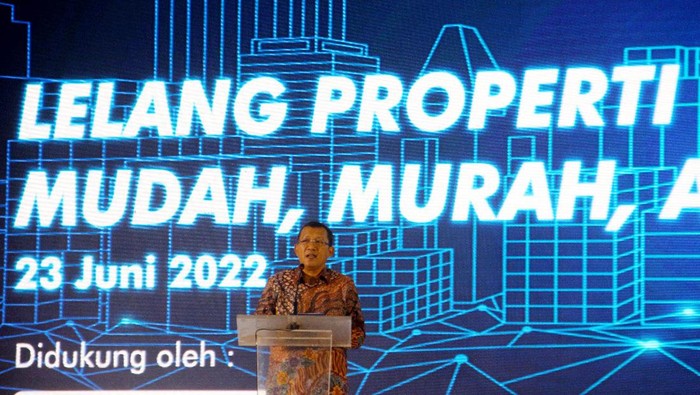 Direktur Utama PT Bank Tabungan Negara (Persero) Tbk Haru Koesmahargyo (ketiga dari kanan) bersama Direktur Lelang Ditjen Kekayaan Negara (DJKN) Kementerian Keuangan Joko Prihanto (ketiga dari kiri) membuka acara Lelang Properti Expo 2022 disaksikan oleh Direktur Transformasi dan Sistem Informasi DJKN, Lukman Effendi (kiri), Kepala Kanwil DJKN Banten l, Nuning Sri Rejeki Wulandari (kedua dari kiri) dan Direktur Assets Management BTN, Elisabeth Novie Riswanti (kedua dari kanan), dan Direktur Human Capital, Compliance & Legal BTN , Eko Waluyo (kanan) di Jakarta, Kamis (23/6).   Bank BTN kembali menggelar Lelang Properti Expo  di berbagai wilayah di Indonesia untuk mempercepat pemulihan aset korporasi. Pada lelang tersebut, Bank BTN menawarkan 632 unit properti dan proyek properti dengan sekitar Rp 1,2 triliun.